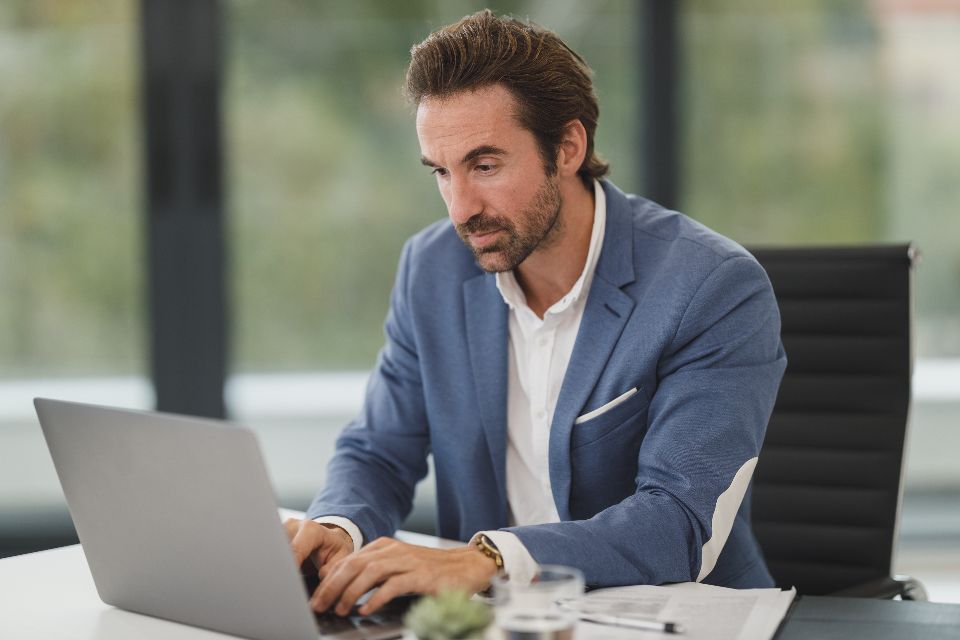 Empresário trabalhando no notebook em seu escritório